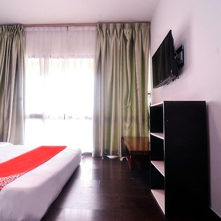 Oyo 1119 Memoire Express Hotel Kuching Exteriör bild