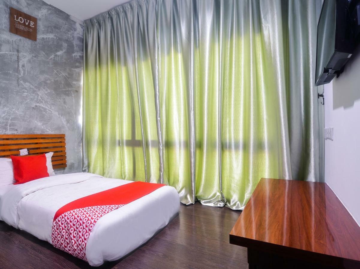 Oyo 1119 Memoire Express Hotel Kuching Exteriör bild